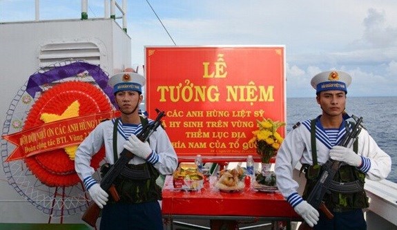 Rinden homenaje postumo a martires caidos en zonas maritimas del sur de Vietnam hinh anh 1