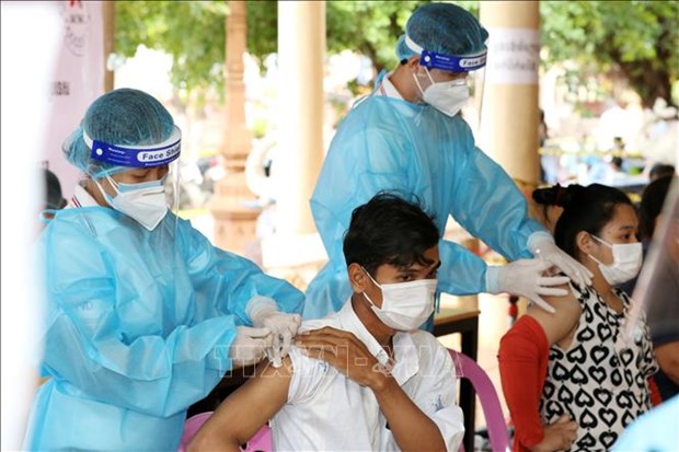 Camboya llama a grupos de alto riesgo a recibir cuarta dosis de vacuna contra el COVID-19 hinh anh 1