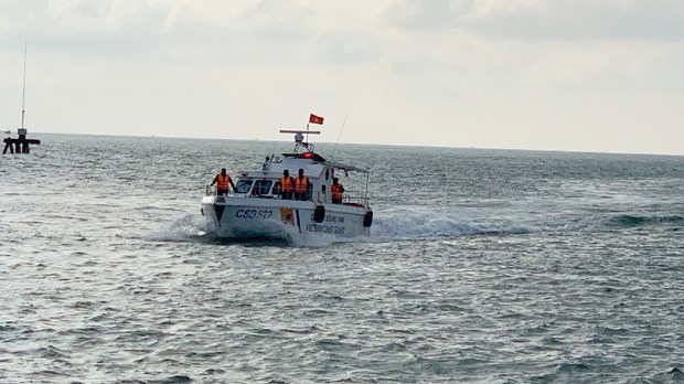 Rescatan a tres pescadores vietnamitas accidentados en mar hinh anh 1