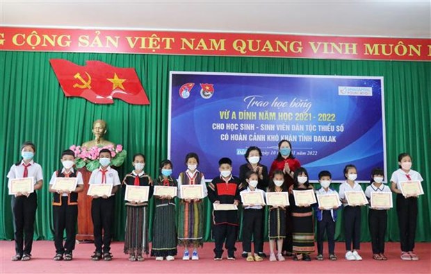 Entregan becas a alumnos con escasez economica en provincia vietnamita hinh anh 1