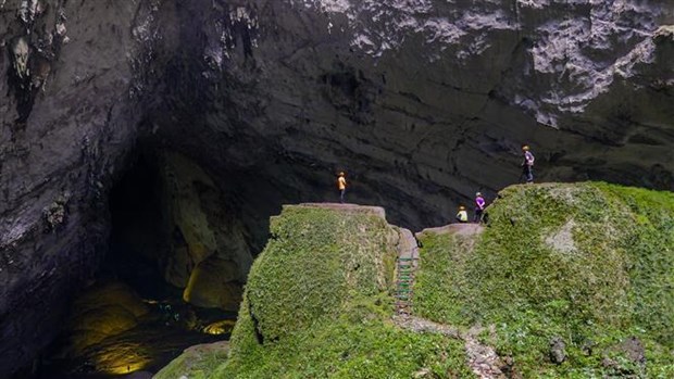 Tour a cueva Son Doong capta atencion especial de turistas en Vietnam hinh anh 3