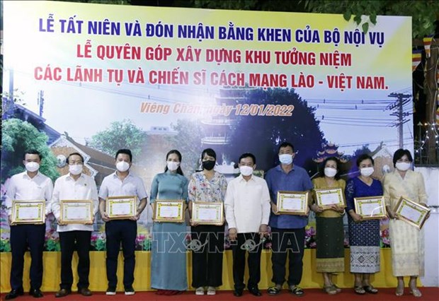 Laos honra a vietnamitas por actividades caritativas en su pais hinh anh 1