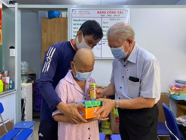 Brindan asistencia a mas de 32 mil pacientes pobres de cancer en Vietnam hinh anh 1