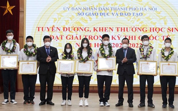 Hanoi honra a estudiantes ganadores de premios internacionales hinh anh 1