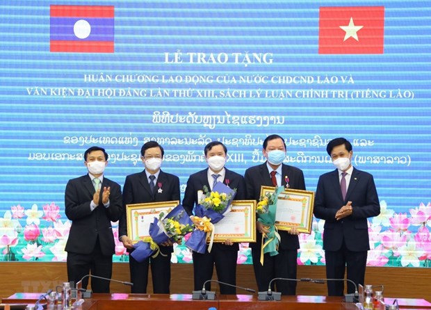 Confieren Ordenes del Trabajo de Laos a funcionarios y expertos vietnamitas hinh anh 1