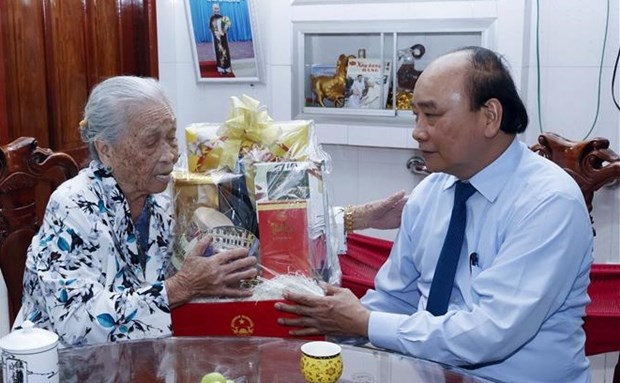 Presidente vietnamita entrega regalos del Tet a familias pobres en provincia surena hinh anh 2