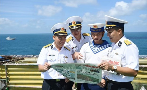 Llega la primavera a plataforma DK1, marcador de soberania de Vietnam en mar hinh anh 2