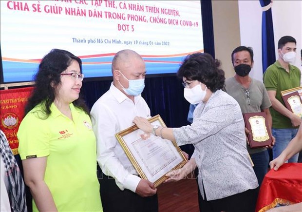 Ciudad Ho Chi Minh honra a voluntarios en lucha contra el COVID-19 hinh anh 1