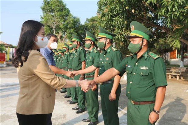 Vicepresidenta vietnamita brinda obsequios a pobladores en ocasion de Tet hinh anh 1