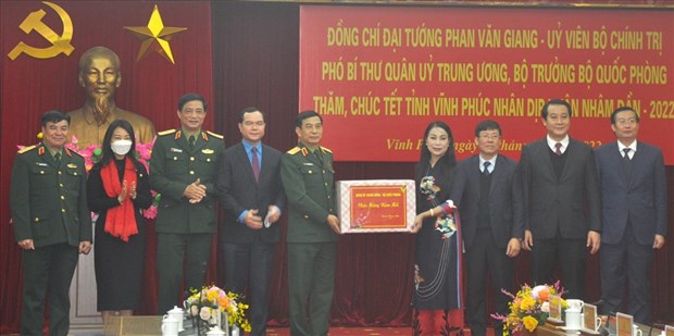 Ministro de Defensa de Vietnam otorga regalos a beneficiarios de politicas por Tet hinh anh 1