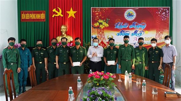 Entregan obsequios de Asamblea Nacional de Vietnam a soldados en provincia de Tay Ninh hinh anh 1