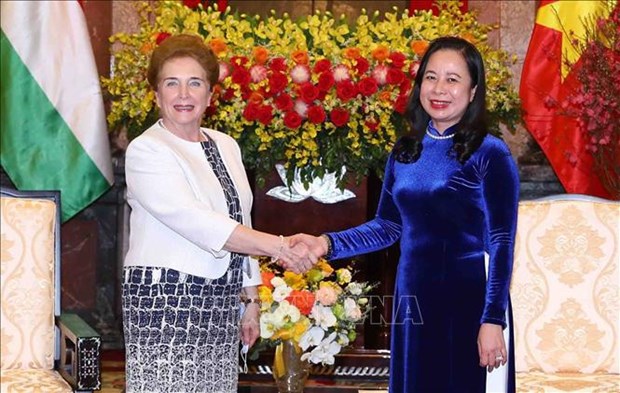 Dirigente de Vietnam recibe a primera vicepresidenta de Asamblea Nacional de Hungria hinh anh 1