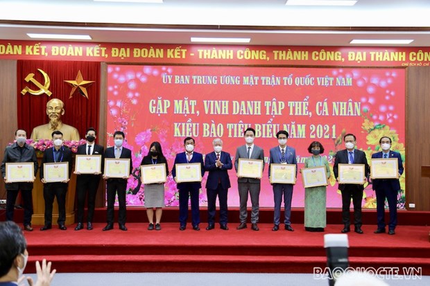 Honran a vietnamitas residentes en extranjero con aportes destacados al desarrollo nacional hinh anh 2