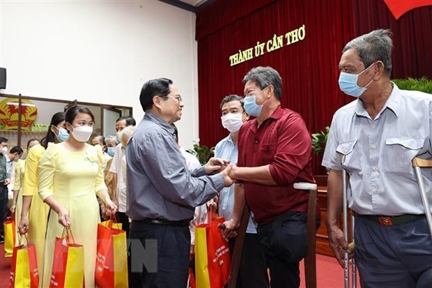 Primer ministro de Vietnam visita localidades surenas en ocasion del Tet hinh anh 1