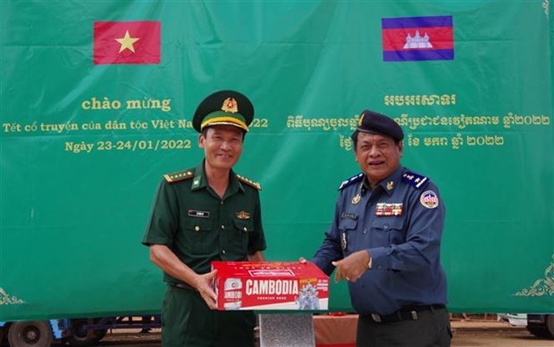Camboya entrega regalos del Tet a fuerzas armadas de provincia vietnamita de Tay Ninh hinh anh 1