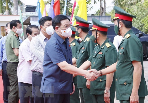 Titular del Legislativo vietnamita transmite felicitaciones por el Tet a soldados y pobladores de Ca Mau hinh anh 1