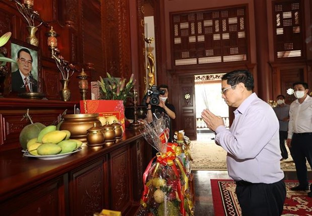 Premier vietnamita visita familias de los exdirigentes del gobierno hinh anh 1