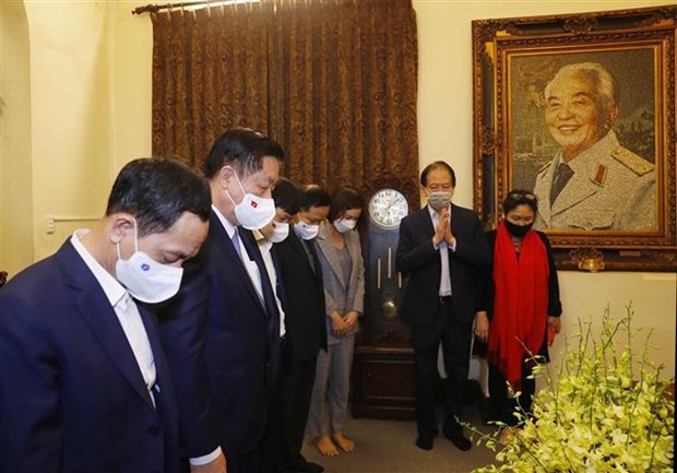 Premier vietnamita visita familias de los exdirigentes del gobierno hinh anh 2