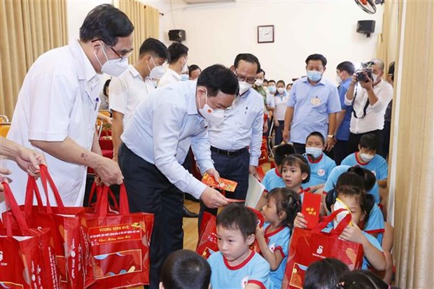 Titular legislativo entrega regalos a personas con pocos recursos en Ciudad Ho Chi Minh por Tet hinh anh 1