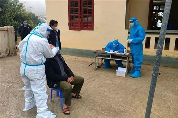 Vietnam registra 15 mil 743 casos nuevos del COVID-19 y 126 muertes hinh anh 1