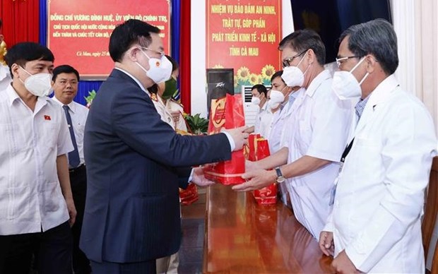 Presidente del Parlamento vietnamita felicita a fuerzas de seguridad y salud de Ca Mau por el Tet hinh anh 1