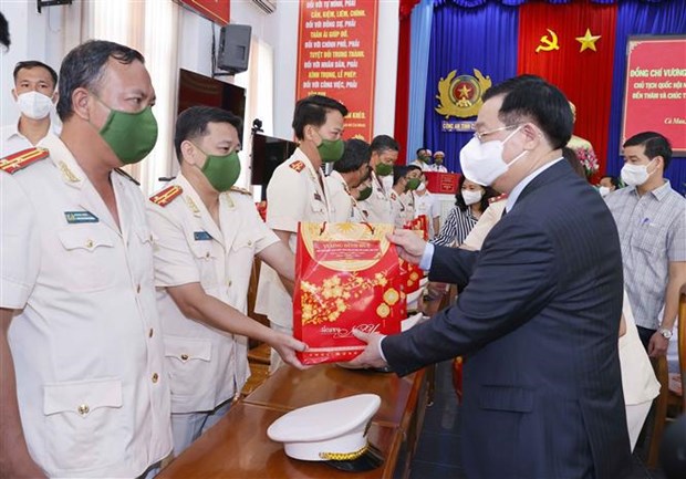 Presidente del Parlamento vietnamita felicita a fuerzas de seguridad y salud de Ca Mau por el Tet hinh anh 2