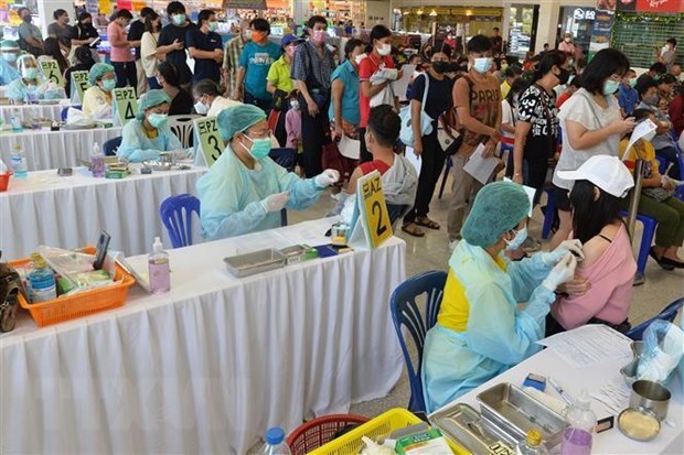 Tailandia administra cuarta vacuna contra COVID-19 en 10 provincias hinh anh 1