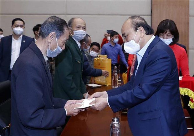 Presidente otorga obsequios a familias y trabajadores vietnamitas en ocasion del Tet hinh anh 2