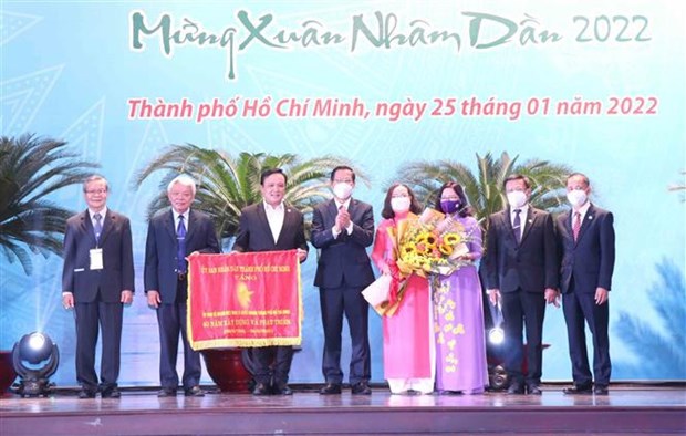 Autoridades de Ciudad Ho Chi Minh transmiten felicitaciones por el Tet a vietnamitas en ultramar hinh anh 1