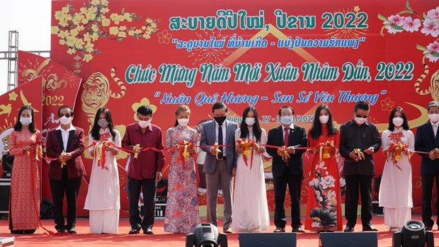 Feria de primavera trae atmosfera del Tet a vietnamitas en Laos hinh anh 1