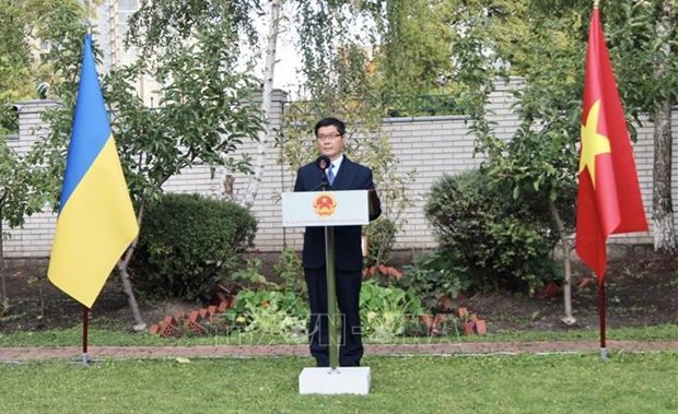 Embajada de Vietnam presta atencion a connacionales en Ucrania hinh anh 2