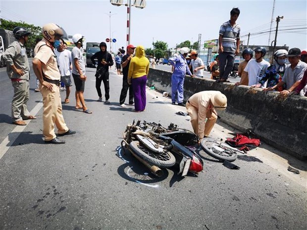 Vietnam reporta 13 victimas fatales por accidentes de transito en primer dia feriado hinh anh 1