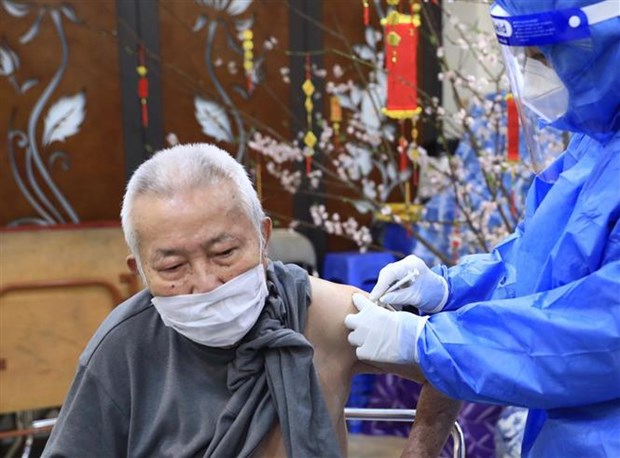 Instan a localidades vietnamitas a acelerar vacunacion contra el COVID-19 durante el Tet hinh anh 1