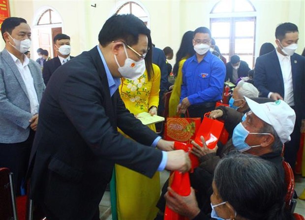 Titular legislativo de Vietnam obsequia regalos a familias con pocos recursos con motivo del Tet hinh anh 1