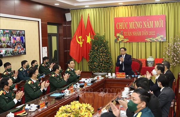 Primer ministro de Vietnam visita Fuerza aerea y antiaerea en visperas del Tet hinh anh 1