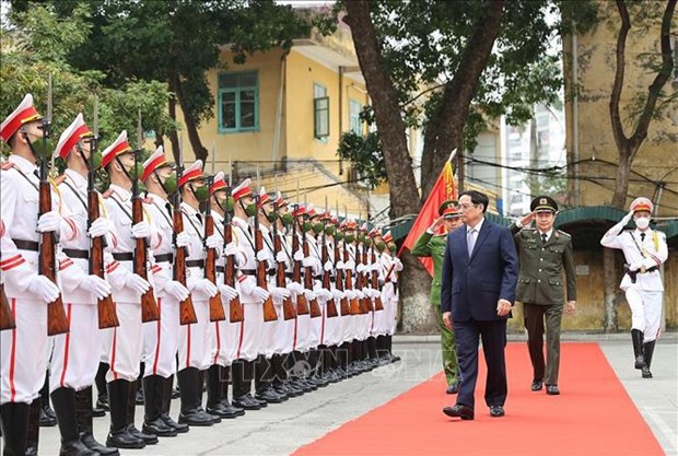 Premier vietnamita felicita a fuerzas de Seguridad Publica Popular por el Tet hinh anh 1