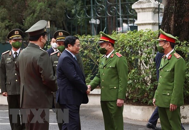 Premier vietnamita felicita a la policia y personal medico en Hanoi por Tet hinh anh 1