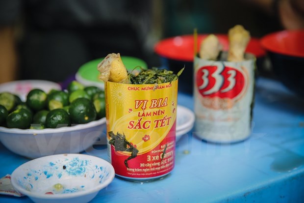 Degustar fideos con pollo cocido en lata de cerveza en Hanoi hinh anh 1