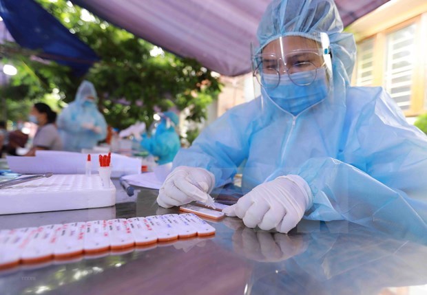 Disminuye numero de nuevos casos nuevos de COVID-19 en Vietnam hinh anh 1