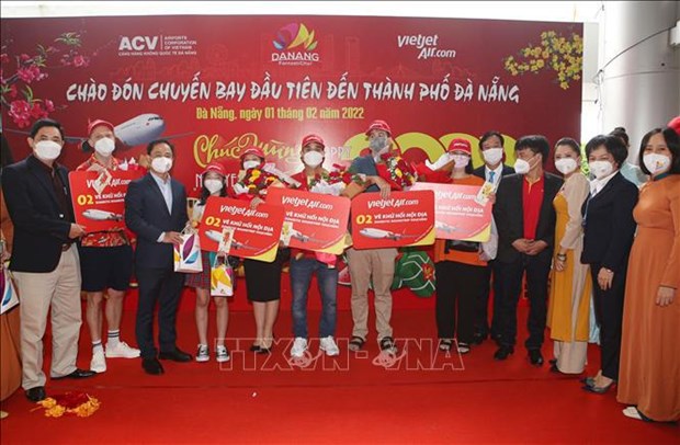 Localidades vietnamitas dan bienvenida a primeros visitantes del Ano Lunar 2022 hinh anh 1