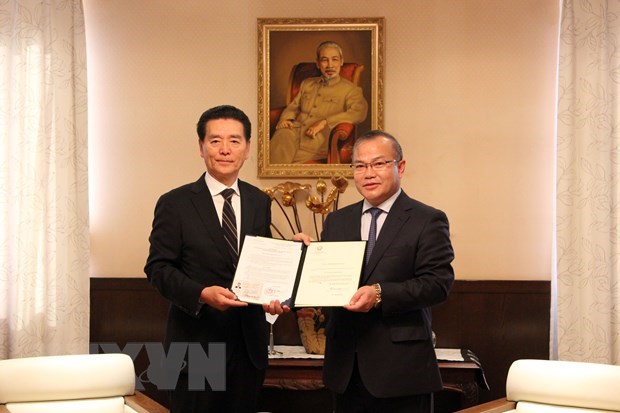 Diplomaticos japoneses destacan relaciones con Vietnam hinh anh 1
