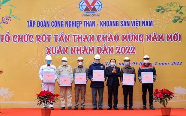 Provincia vietnamita exporta primer lote de carbon del Ano Nuevo Lunar 2022 hinh anh 1