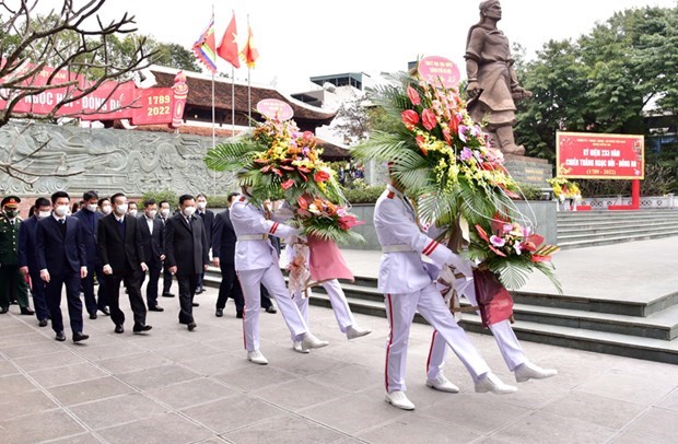Dirigente de Hanoi rinde homenaje al rey Quang Trung hinh anh 1