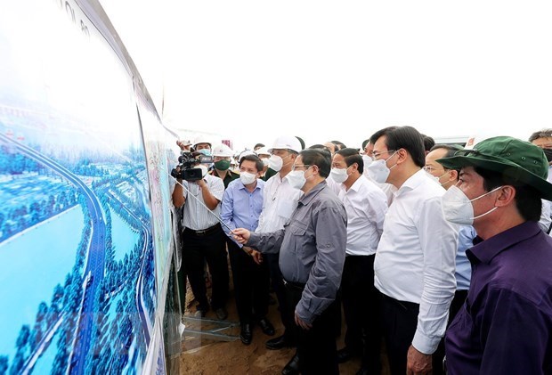 Primer ministro de Vietnam inspecciona avances en proyectos de infraestructura hinh anh 1