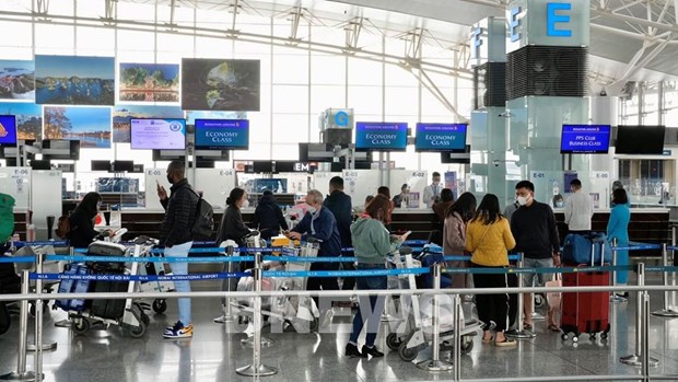 Pasajeros inundan aeropuertos en Vietnam en ultimo dia de vacaciones del Tet hinh anh 1