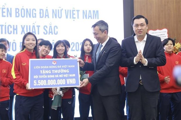 Entregan premios a seleccion femenina de futbol de Vietnam por sus excelentes logros hinh anh 2