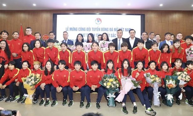 Entregan premios a seleccion femenina de futbol de Vietnam por sus excelentes logros hinh anh 1