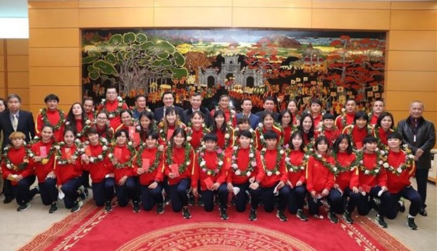 Presidente del Parlamento vietnamita felicita a seleccion femenina de futbol por sus destacados logros hinh anh 1