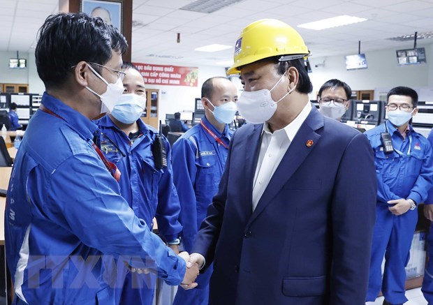Presidente de Vietnam entrega obsequios a trabajadores de planta de refineria de Binh Son hinh anh 1