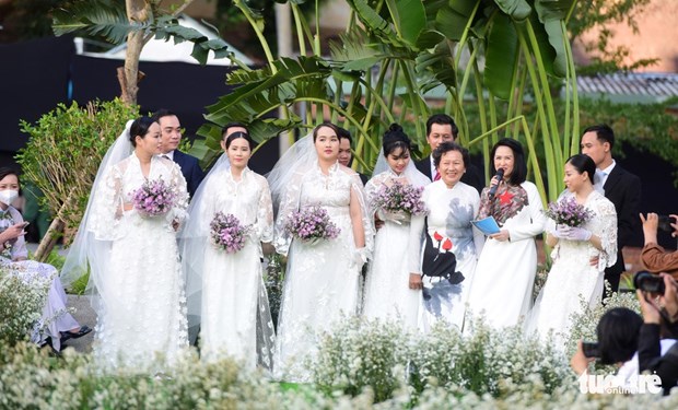 Organizan boda especial de medicos vietnamitas en lucha contra el COVID-19 hinh anh 1